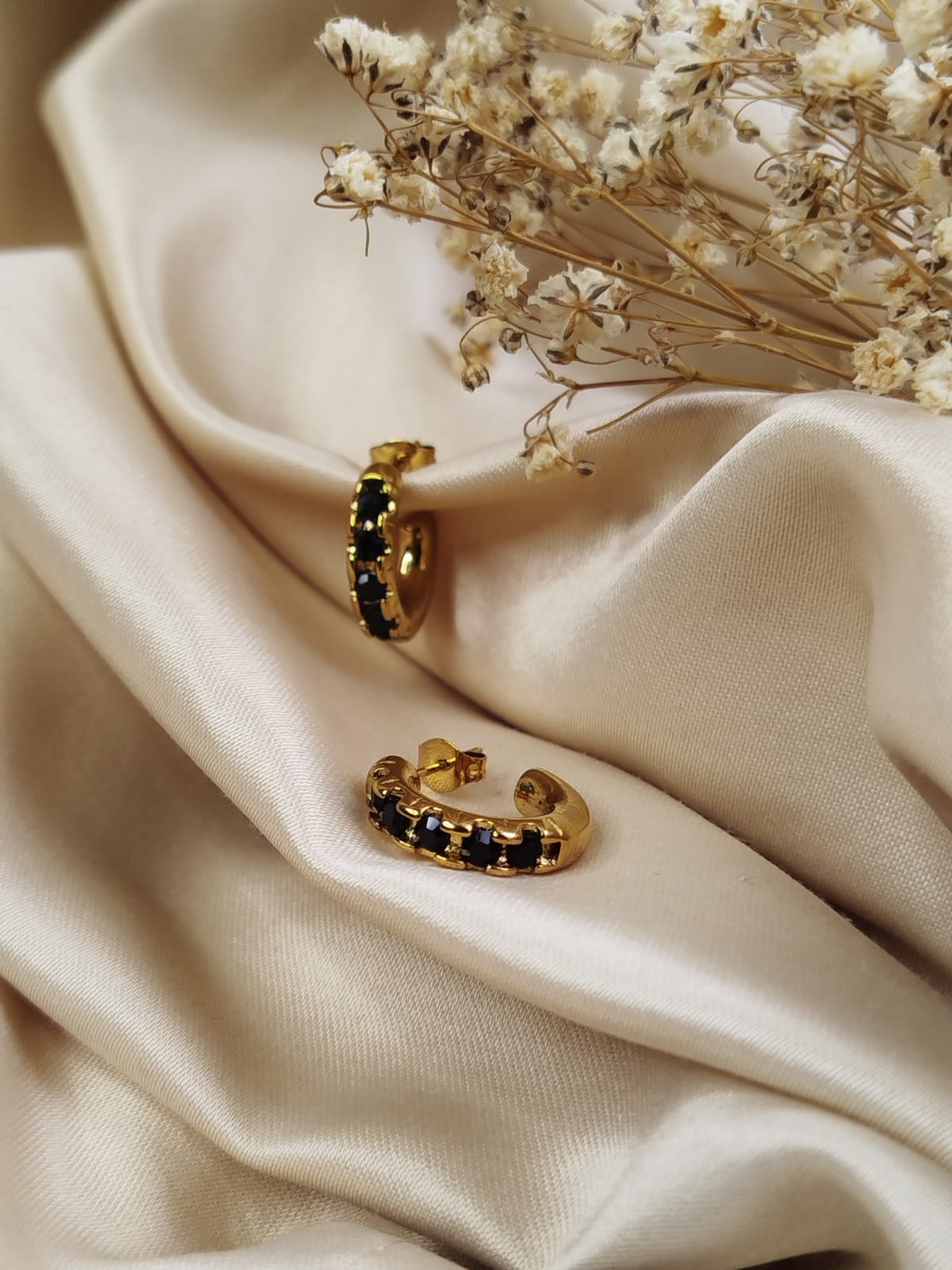 Aretes Berenice argolla dorada con circonitas negras