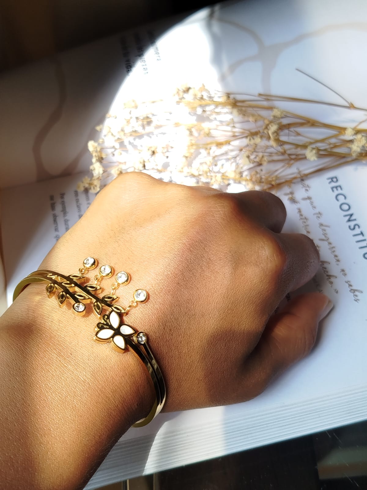 Pulsera Bosque brazalete dorado con rama de hojas y flor de nácar