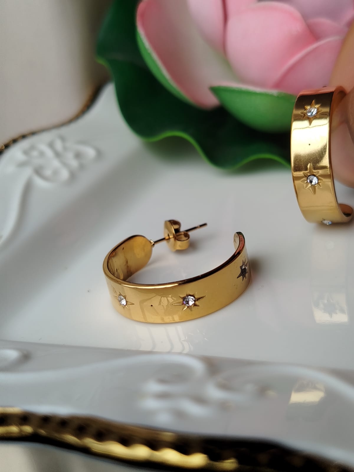 Aretes Lucero argolla ancha dorada con estrellas