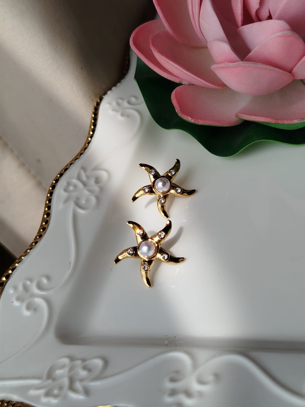 Aretes Olivia estrella de mar dorada con perla