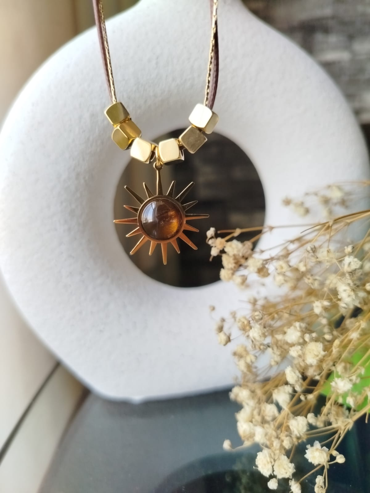 Collar Solaria con dije de sol y piedra ojo de tigre