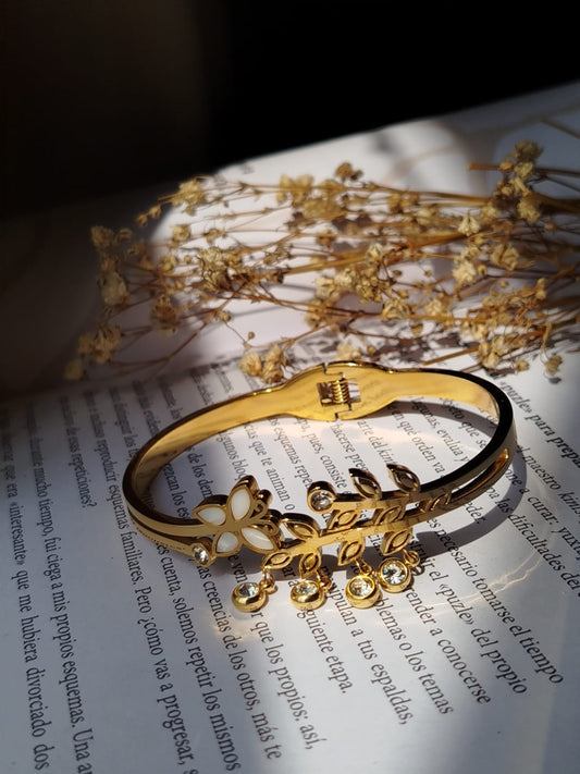 Pulsera Bosque brazalete dorado con rama de hojas y flor de nácar