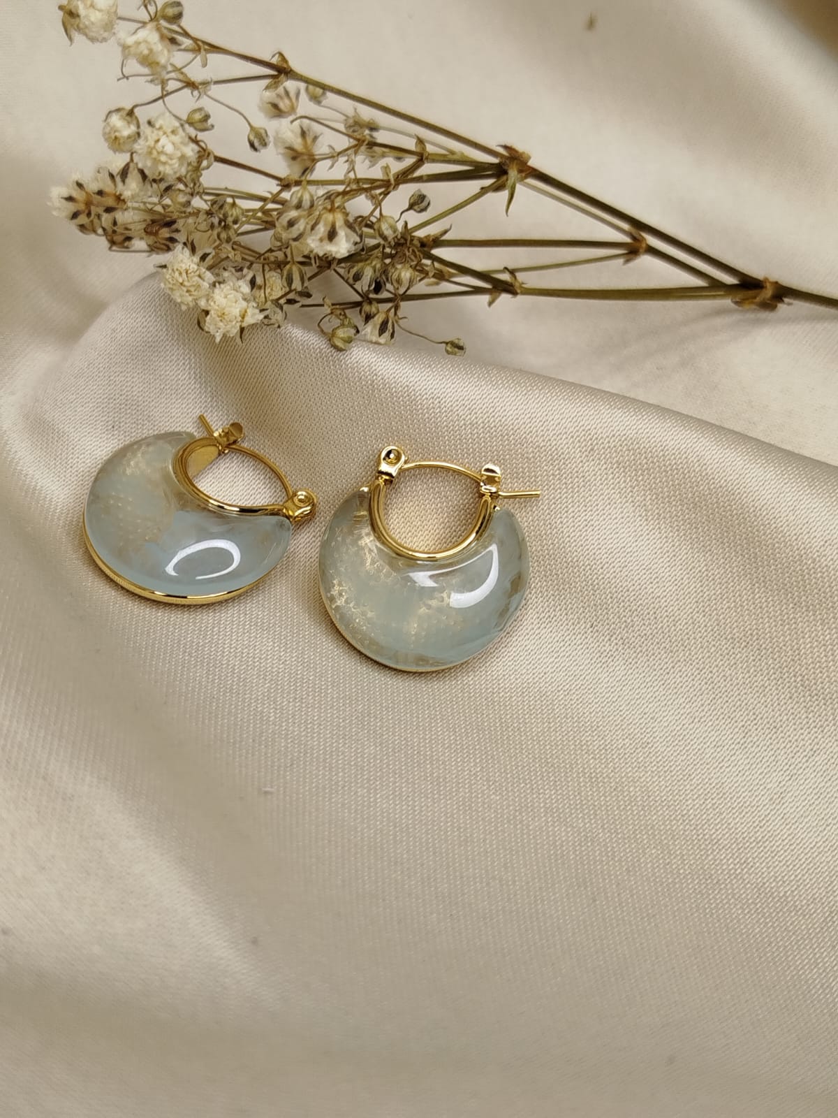 Aretes Aqua argolla dorada con media luna de resina azul agua