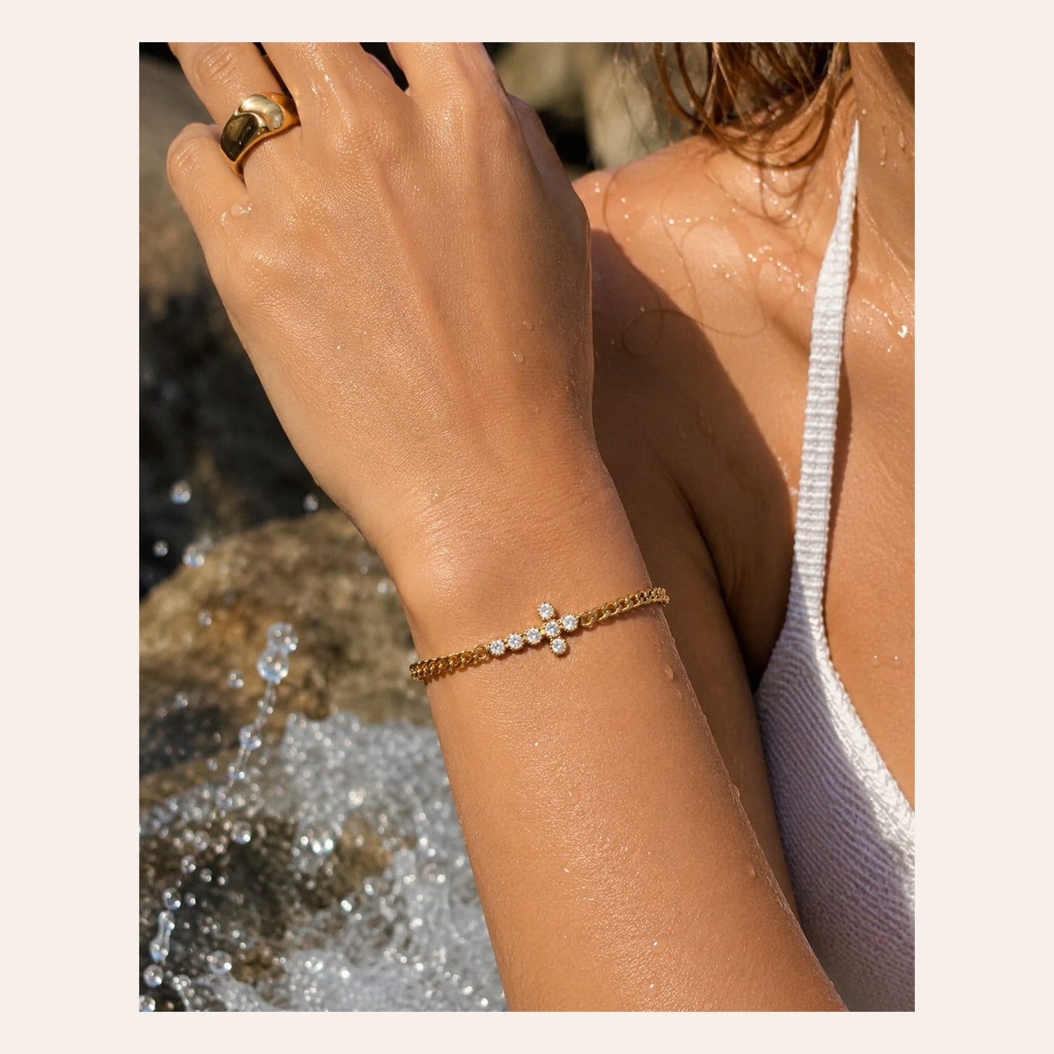 Pulsera Mi Religion con cruz de circonitas