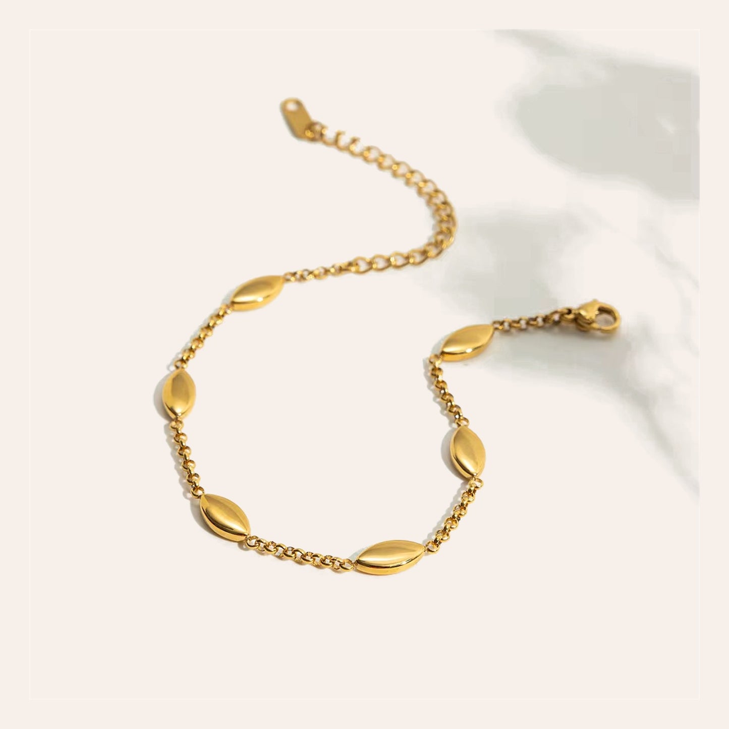 Pulsera Locamente Dorada con cuentas ovaladas