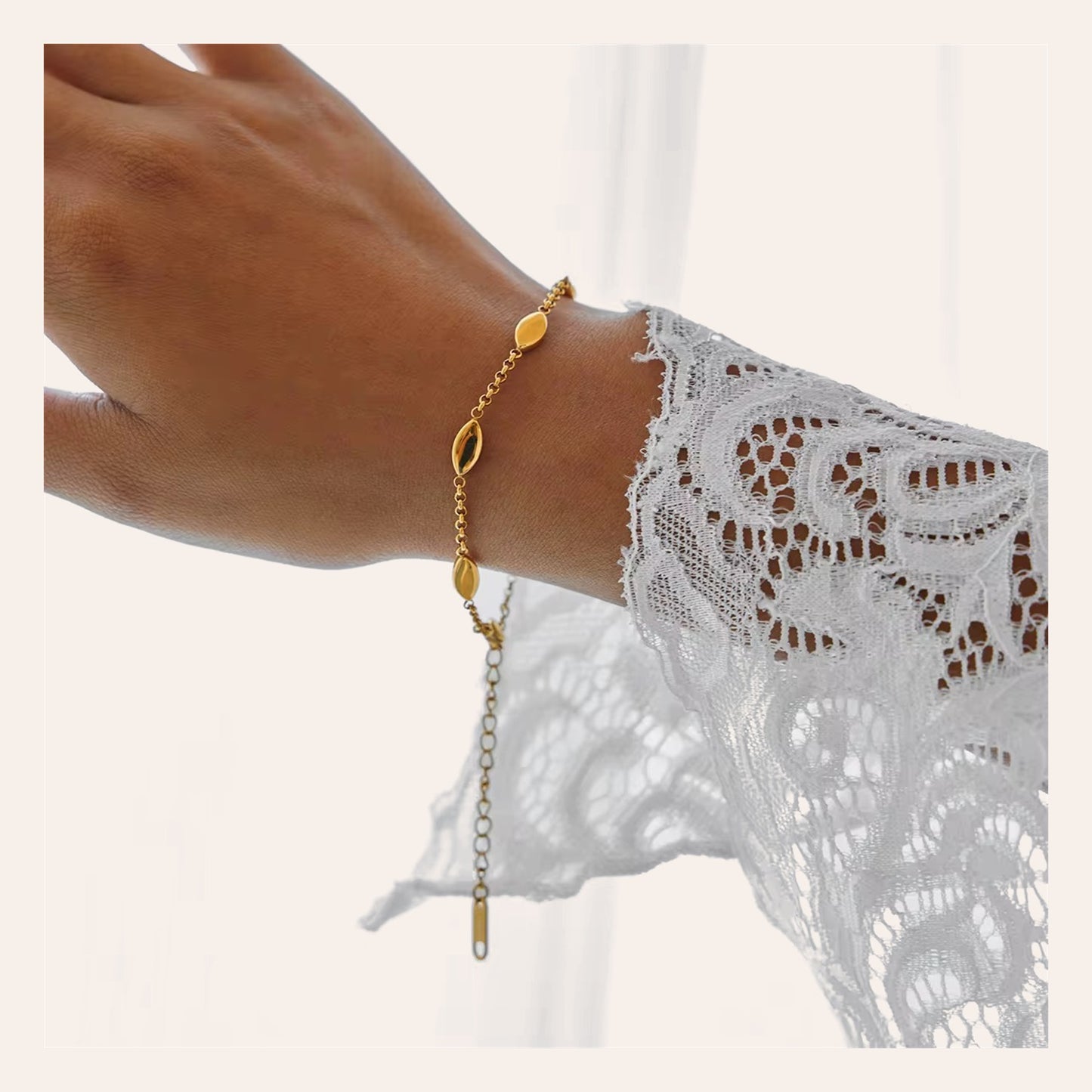 Pulsera Locamente Dorada con cuentas ovaladas
